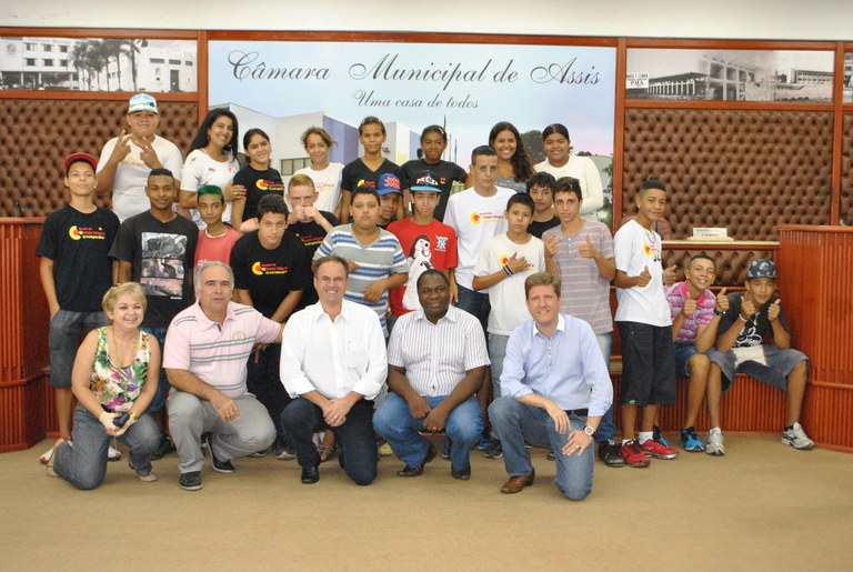 Vereadores recebem estudantes em visita à Câmara de Assis Vereadores recebem estudantes em visita à Câmara de Assis