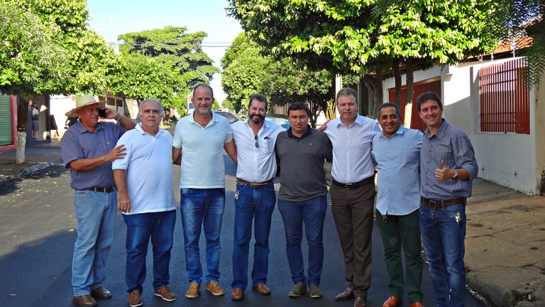 Vereadores visitam início das obras de recapeamento no Jardim Paraná Vereadores visitam início das obras de recapeamento no Jardim Paraná