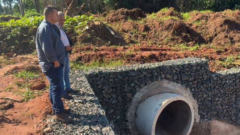 Vereadores visitam obras no Distrito Industrial de Assis e cobram esclarecimentos da Sabesp Vereadores visitam obras no Distrito Industrial de Assis e cobram esclarecimentos da Sabesp