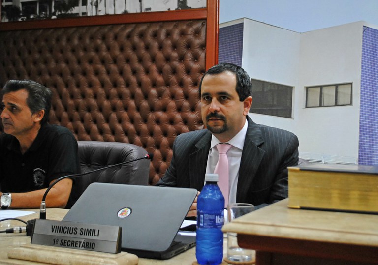 Vinícius Simili questiona a distribuição de equipamentos de proteção individual aos servidores da coleta de lixo Vinícius Simili questiona a distribuição de equipamentos de proteção individual aos servidores da coleta de lixo
