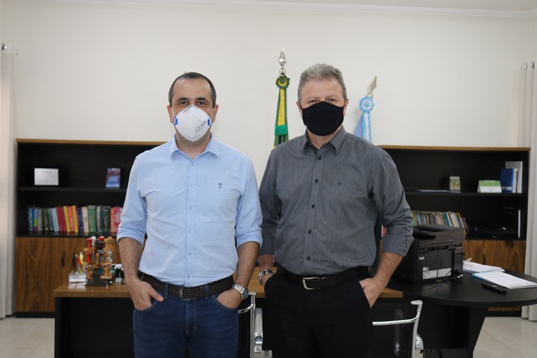 Vinícius Símili recebe visita de ex-Presidente da Câmara Célio Diniz Vinícius Símili recebe visita de ex-Presidente da Câmara Célio Diniz